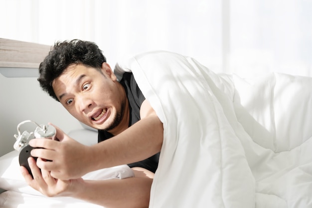 Foto un uomo con la faccia sconvolta dopo essersi svegliato tardi