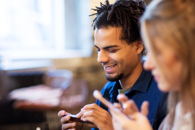 Photo man with smartphone at bar