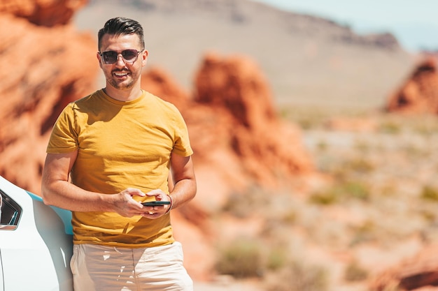 Foto uomo con smartphone su un sentiero nel parco nazionale del nevada