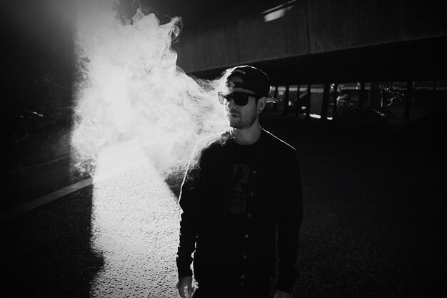 Фото Человек с дымом в городе
