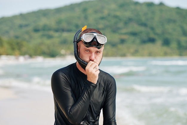 Uomo con maschera da snorkeling