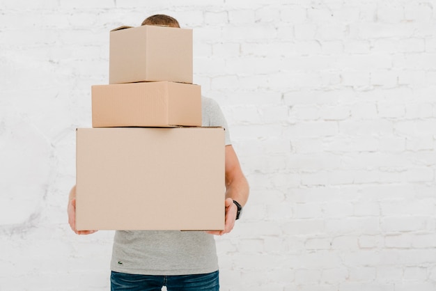 Photo man with stack of boxes