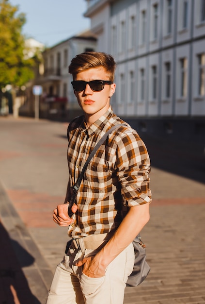 Photo man with sunglasses and a purse