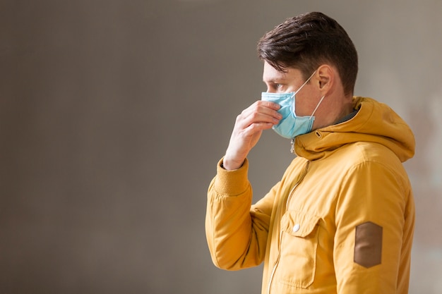 Foto uomo con maschera chirurgica all'aperto