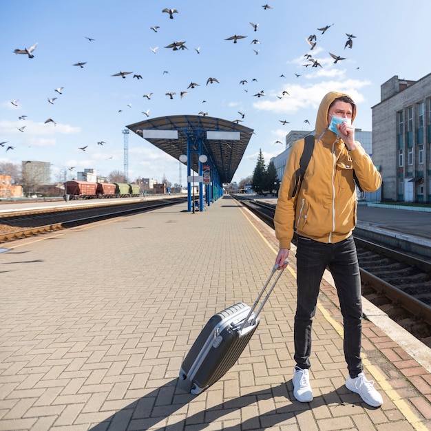 Foto uomo con maschera chirurgica all'aperto