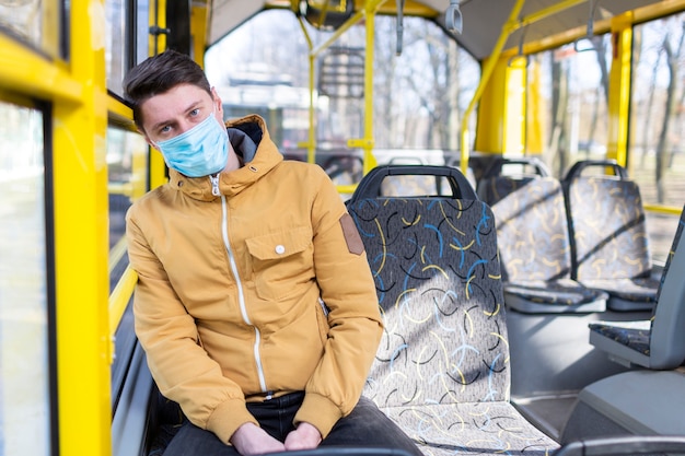 Uomo con maschera chirurgica nel trasporto pubblico
