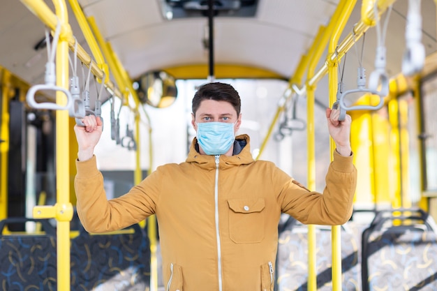 Foto uomo con maschera chirurgica nel trasporto pubblico