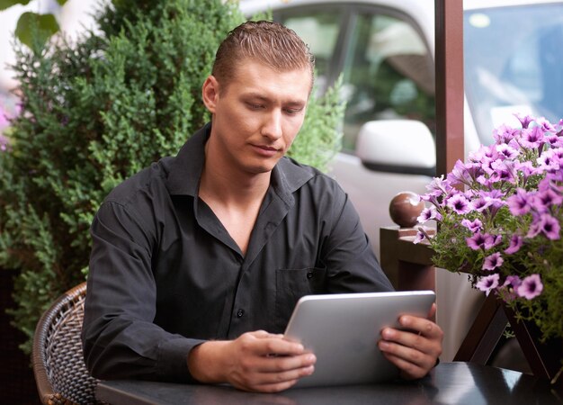 写真 タブレット pc を持つ男