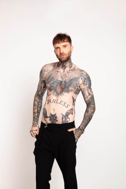 Photo a man with a tattoo on his chest and a tattoo saying braveless.