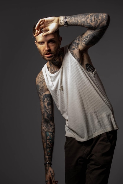 Foto un uomo con tatuaggi sul braccio