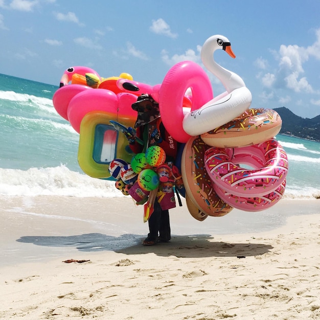 Foto uomo con l'ombrello sulla spiaggia contro il cielo