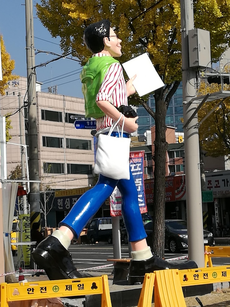 Photo 傘を持った男が街にいる