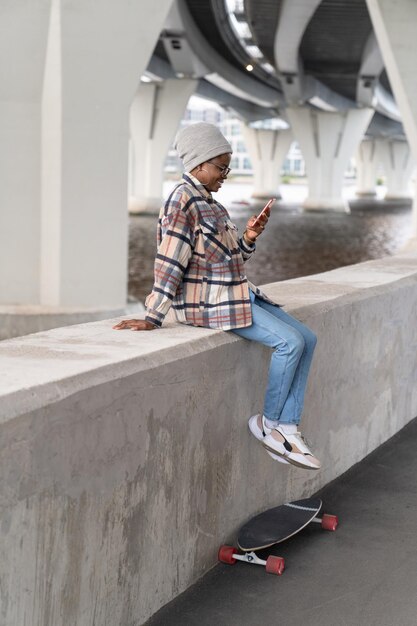 Foto uomo con l'ombrello sul cellulare