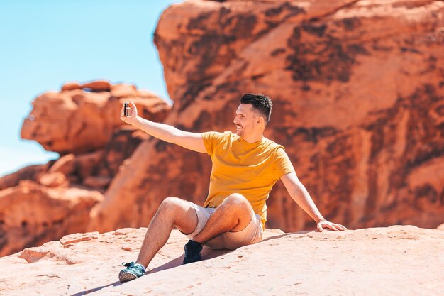 Photo man with view from in zion national park