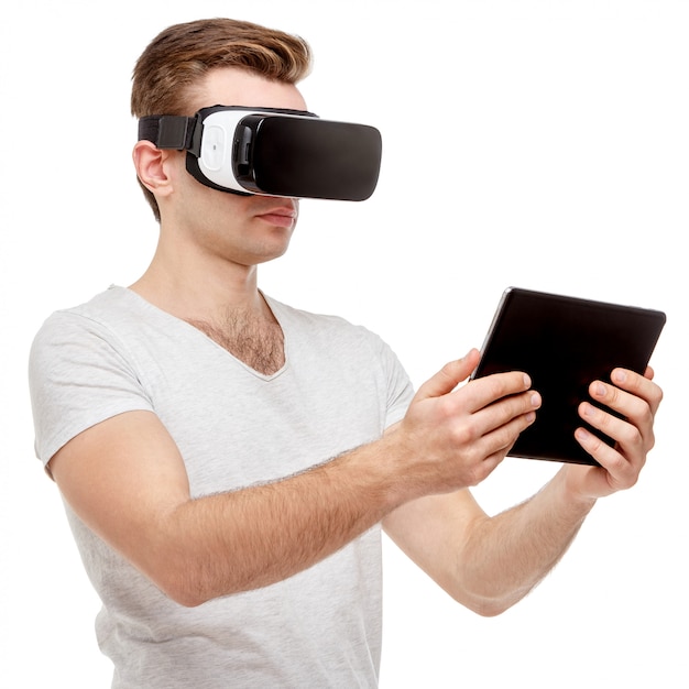 Человек с очками виртуальной реальности