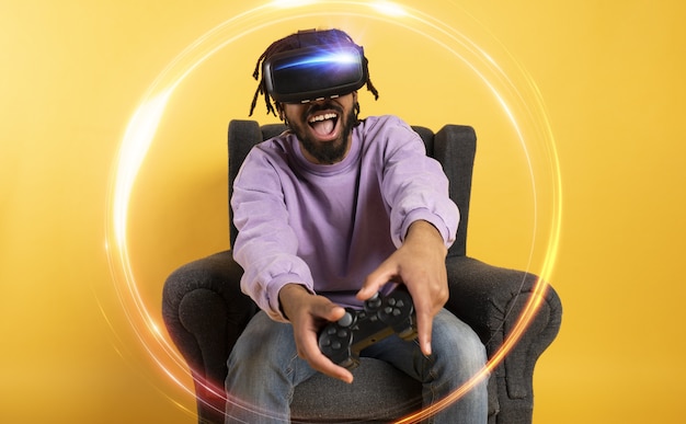 Vrメガネを持った男が仮想ビデオゲームで遊ぶ