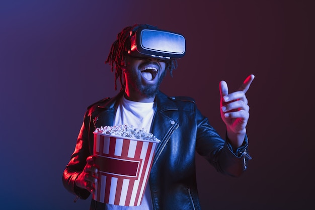 VRメガネとポップコーンを持つ男が3D映画を見る