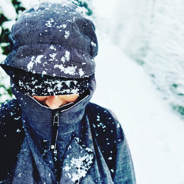 Photo man with warm clothing in snow