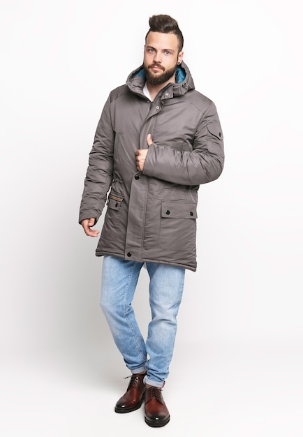 Photo man with winter clothes in studio