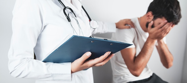 Foto uomo con medico donna