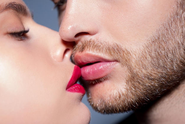 Photo man with woman kisses macro cropped of face sensual couple kissing kiss lovers lips