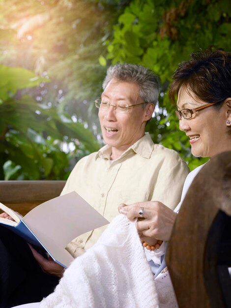 Photo man with woman reading book