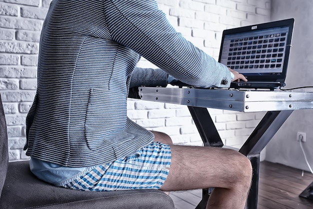 мужчина без штанов за работой за компьютером, ноутбуком, юмором, коронавирусом, удаленной работой в трусах