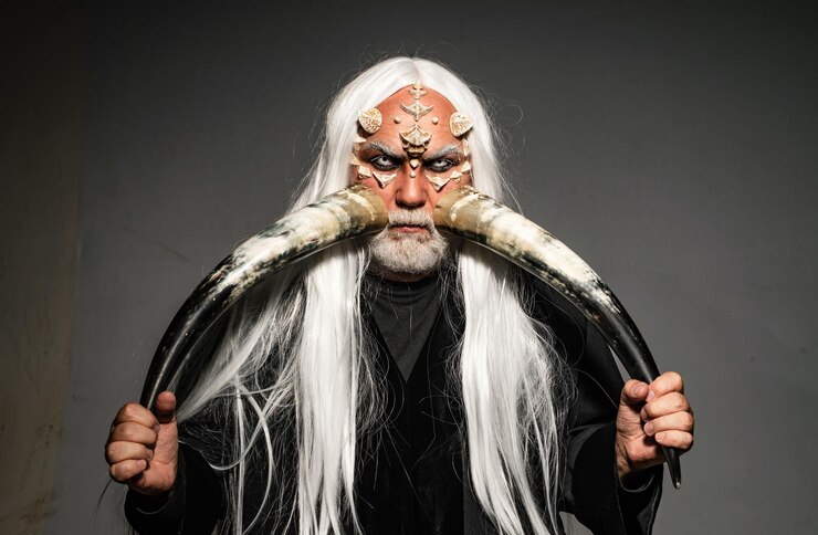 फोटो man wizard with fantastic make up on demon face magic and fairy tale concept tree spirit and fantasy concept evil vampire man viking with a horned head dracula halloween concept i got power in spell