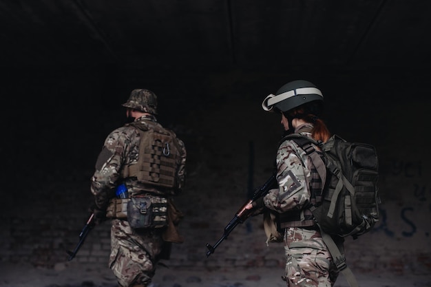 남자와 여자는 무기에 형제 xA 전쟁 지역에서 우크라이나의 수호자