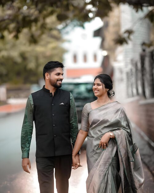 Photo a man and woman are holding hands and smiling