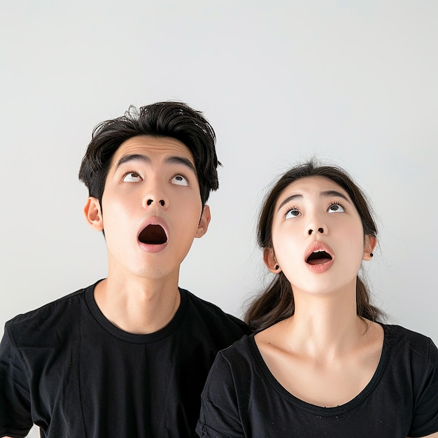 Photo a man and a woman are looking up and the woman is wearing a black shirt