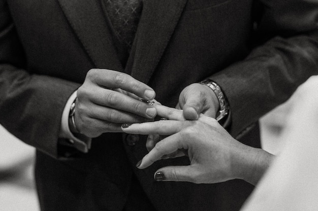 男性と女性が結婚指輪をはめています。