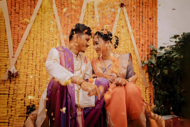Photo a man and a woman are sitting in front of a yellow and orange backdrop