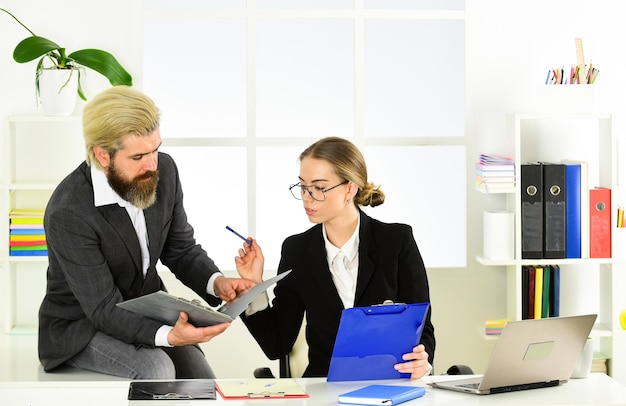 Uomo e donna capo manager direttore lavoro di coppia d'affari lavoro di coppia in ufficio consulenza legale subordinazione e lavoro di squadra rapporto d'affari comunicazione con i colleghi affari di successo