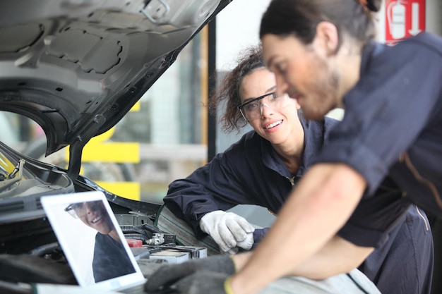 Photo man and woman in car