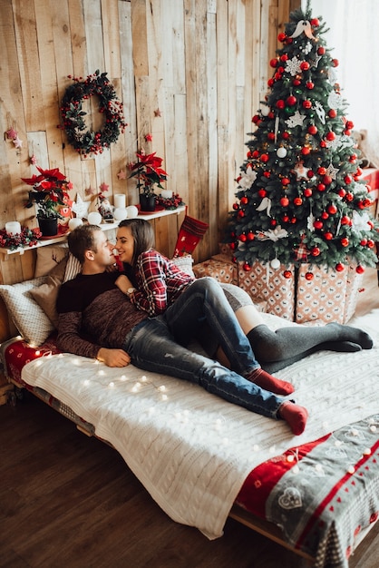 Photo man and woman celebrate christmas together in a warm atmosphere at home