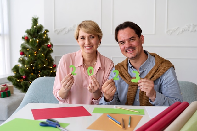 Uomo e donna che festeggiano insieme il capodanno a casa