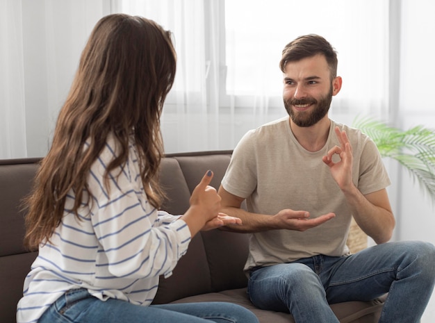 Photo man and woman communicating through sign language