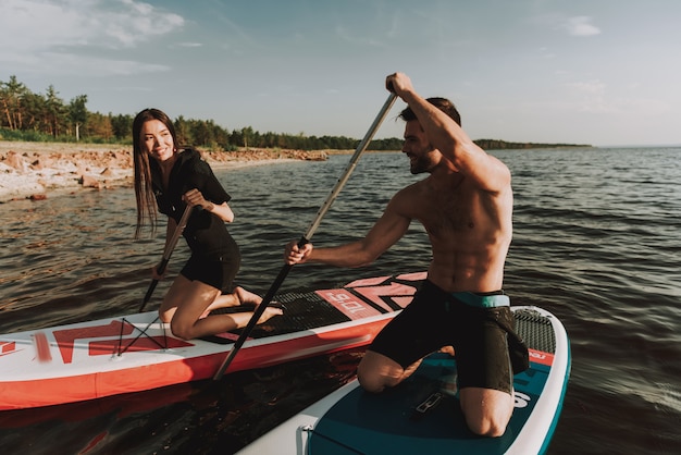 サーフィンボートと男と女の競争。