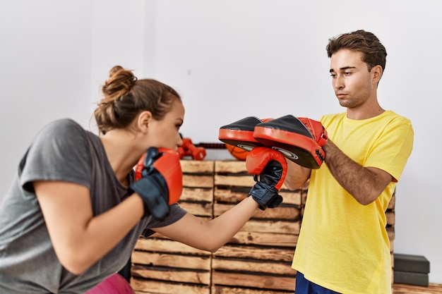 Пара мужчина и женщина концентрируются на боксе в спортивном центре