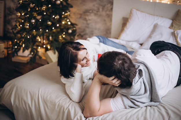 Uomo e donna in un ambiente familiare accogliente nel periodo natalizio