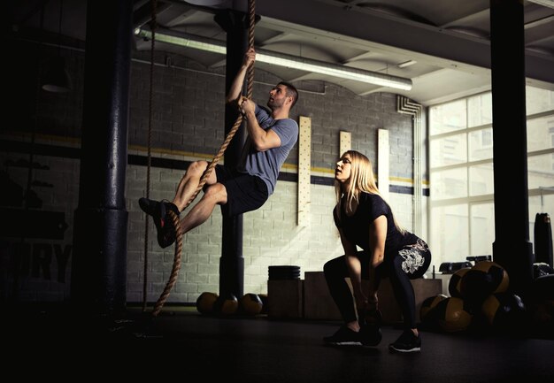 Uomo e donna che fanno esercizi in palestra