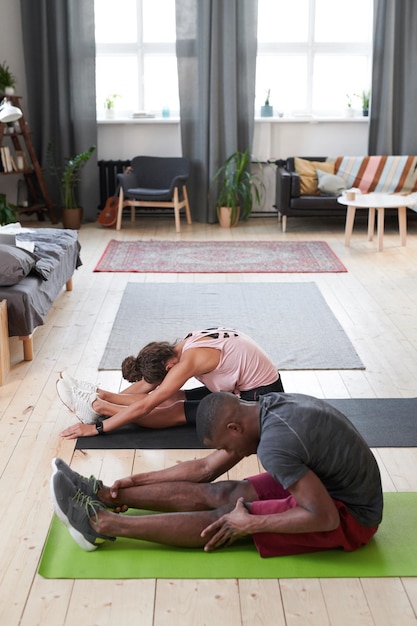 Uomo e donna che fanno esercizio di stretching