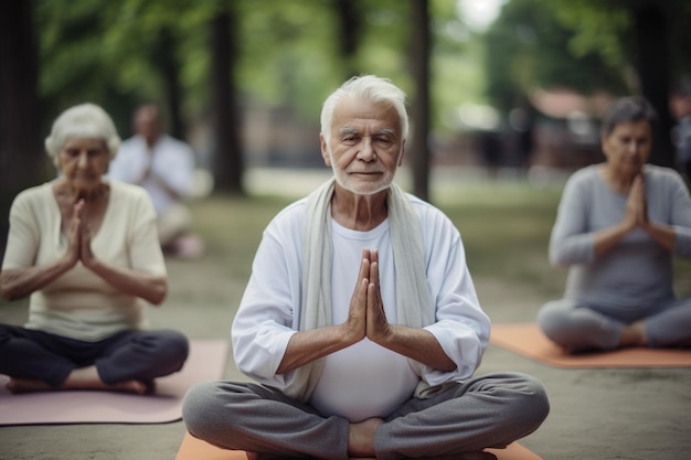 공원에서 요가를 하는 남녀 International Day of Yoga