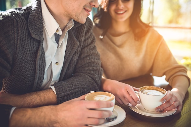 Foto l'uomo e una donna bevono un caffè al bar