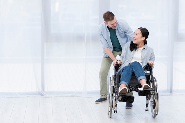 Uomo e donna che esprimono accettazione