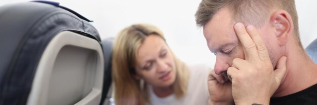 Foto uomo e donna che volano in vacanza