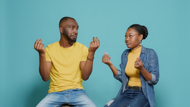 Photo man and woman gesturing against wall