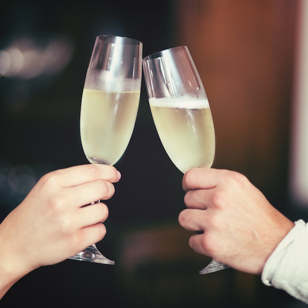 Мужчина и женщина руками тосты с шампанским