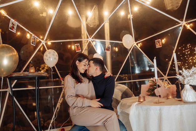 Foto uomo e donna hanno una cena concetto per il giorno di san valentino o data